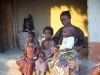 Die schwangere Caro wurde mit ihren drei Kindern von ihrem Bruder aus dem elterlichen Haus vertrieben.  Dank der vielen Spenden konnten wir ihr und ihren Kindern ein Haus bauen lassen.